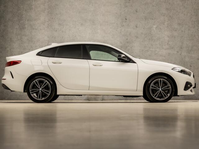 BMW 2-SERIE Gran Coupé 218i Sport Automaat (APPLE CARPLAY, M STUUR, GROOT NAVI, LEDER, GETINT GLAS, SFEERVERLICHTING, SPORTSTOELEN, DAB+, CRUISE, LED KOPLAMPEN, NIEUWSTAAT)