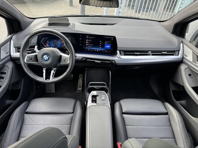 BMW 2-SERIE Active Tourer 225e xDrive M Sport Pano-Dak | Trekhaak | Harman Kardon | HUD | Camera |