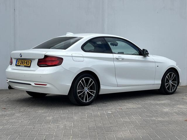 BMW 2-SERIE Coupé 218i Executive Sport Line Business / Automaat / Cruise- en Cruise Control / Verwarmde Voorstoelen / Keyless Start / Parkeersensoren voor + achter / Navigatie full map / M Leder Sportstuur / Lichtmetalen velgen dubbel spaak / Bluetooth /