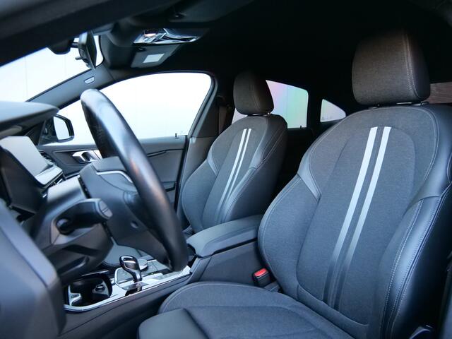 BMW 2-SERIE Gran Coupé 218i Executive Edition 141 Pk Automaat Navigatie / DAB / Apple Carplay / PDC / Sportstoelen