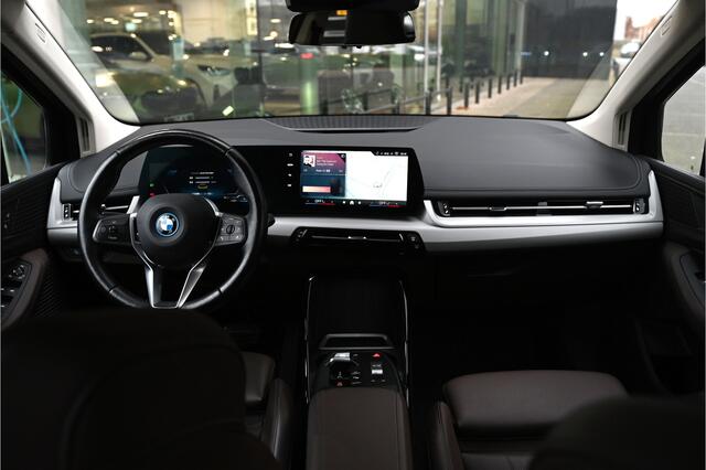 BMW 2-SERIE Active Tourer 225e xDrive Automaat / Sportstoelen / Trekhaak / Achteruitrijcamera / Comfort Access / Adaptieve LED / Stoelverwarming