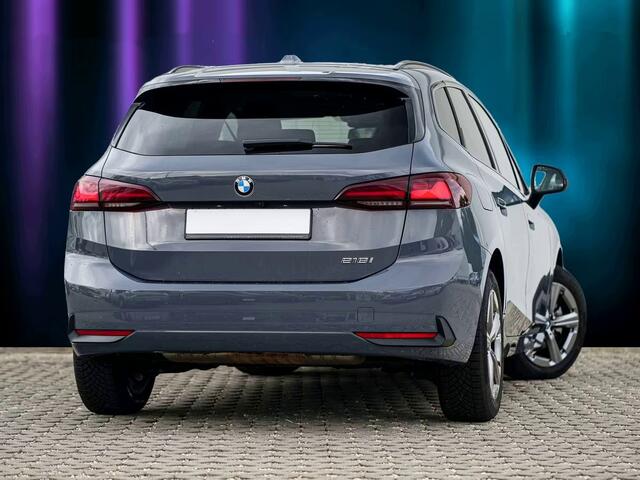 BMW 2-SERIE Active Tourer 218i Trekhaak Panoramadak Stuurwielverwarming Stoelverwarming LED Achteruitrijcamera Keyless Entry