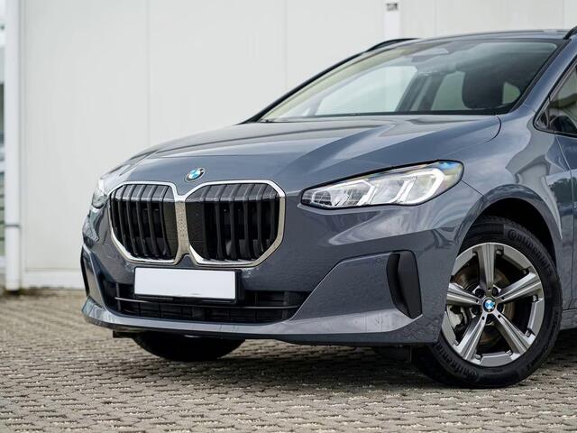 BMW 2-SERIE Active Tourer 218i Trekhaak Panoramadak Stuurwielverwarming Stoelverwarming LED Achteruitrijcamera Keyless Entry