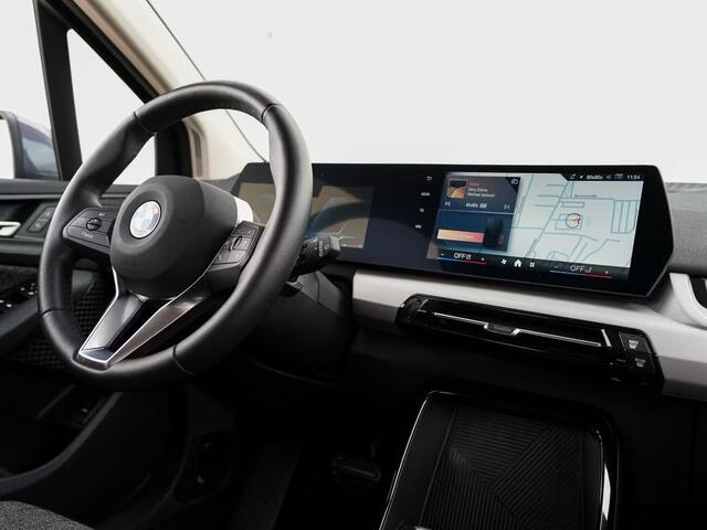 BMW 2-SERIE Active Tourer 218i Trekhaak Panoramadak Stuurwielverwarming Stoelverwarming LED Achteruitrijcamera Keyless Entry