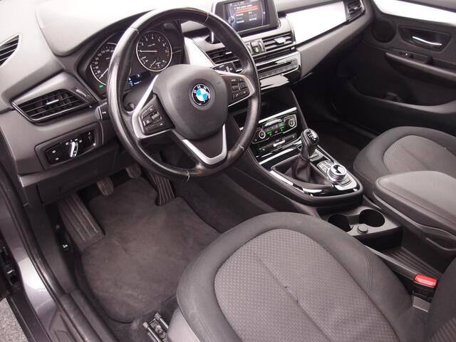 BMW 2-SERIE Active Tourer 216i Centennial High Executive TREKHAAK / STOELVERW / NAVI / CLIMA / PDC / FULL LED / NL-AUTO