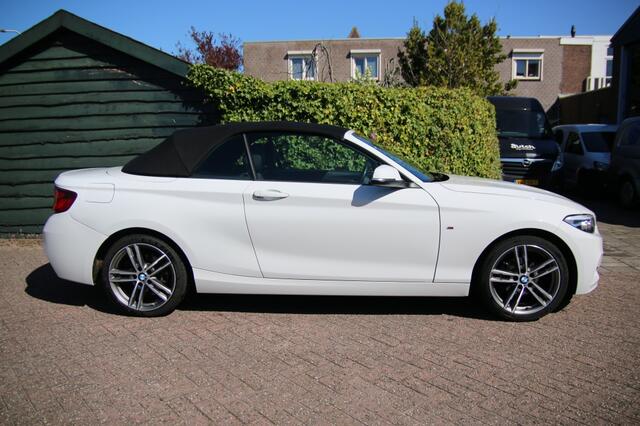 BMW 2-SERIE Cabrio 218i High Executive | M-pakket | Navigatie | Sensoren v/a |