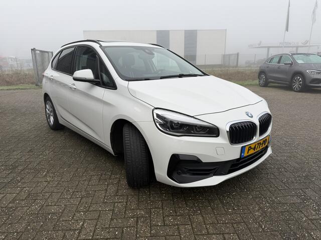 BMW 2-SERIE Active Tourer 225xe Executive Sport Line Trekhaak Panoramadak Head-Up Display Achteruitrijcamera Stuuwielverwarming ACC