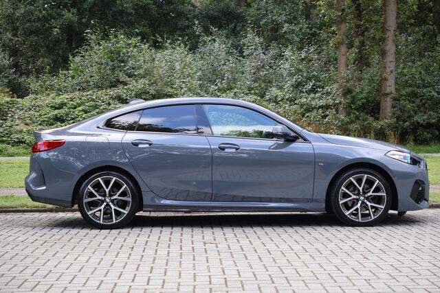 BMW 2-SERIE 218i Gran Coupé High Executive M-Sportpakket, Afneembare Trekhaak, Stuurwielverwarming, Sportstoelen, Harman Kardon, Parkeerhulpsysteem, Comfortpakket, DAB, Stoelverwarming, Shadowline, M-Sportbesturing, Inklapbare Spiegels, etc.