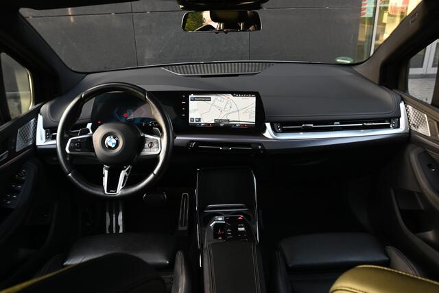 BMW 2-SERIE Active Tourer 220i M Sport Automaat / Panoramadak / Trekhaak / Sportstoelen / Adaptieve LED / / Adaptief M onderstel / Comfort Access / Achteruitrijcamera