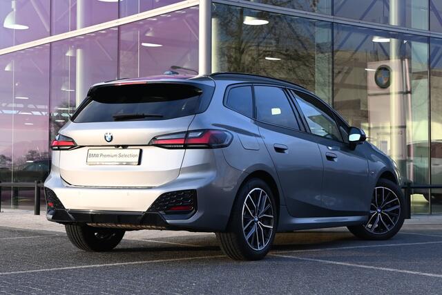 BMW 2-SERIE Active Tourer 220i M Sport Automaat / Panoramadak / Trekhaak / Sportstoelen / Adaptieve LED / / Adaptief M onderstel / Comfort Access / Achteruitrijcamera
