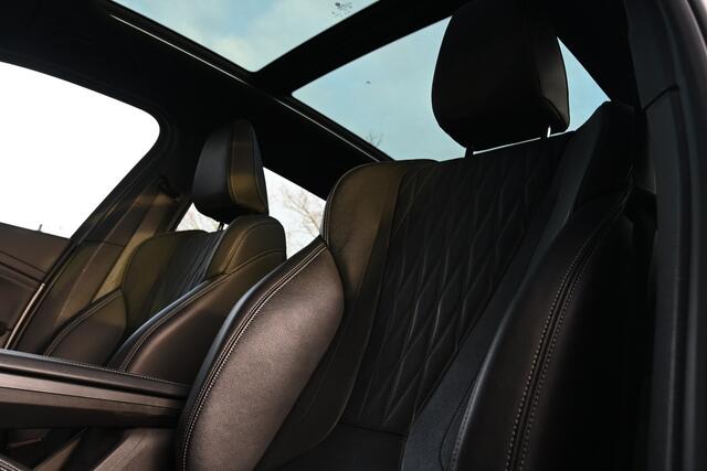 BMW 2-SERIE Active Tourer 220i M Sport Automaat / Panoramadak / Trekhaak / Sportstoelen / Adaptieve LED / / Adaptief M onderstel / Comfort Access / Achteruitrijcamera