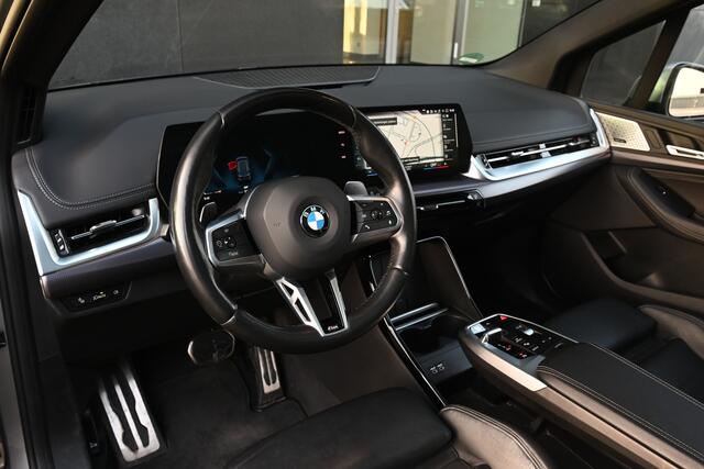 BMW 2-SERIE Active Tourer 220i M Sport Automaat / Panoramadak / Trekhaak / Sportstoelen / Adaptieve LED / / Adaptief M onderstel / Comfort Access / Achteruitrijcamera