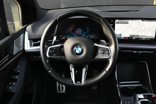 BMW 2-SERIE Active Tourer 220i M Sport Automaat / Panoramadak / Trekhaak / Sportstoelen / Adaptieve LED / / Adaptief M onderstel / Comfort Access / Achteruitrijcamera