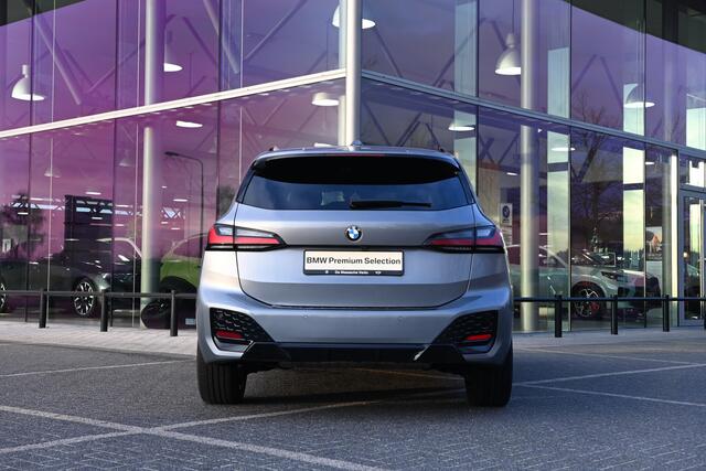 BMW 2-SERIE Active Tourer 220i M Sport Automaat / Panoramadak / Trekhaak / Sportstoelen / Adaptieve LED / / Adaptief M onderstel / Comfort Access / Achteruitrijcamera