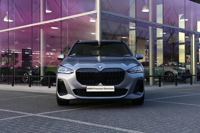 BMW 2-SERIE Active Tourer 220i M Sport Automaat / Panoramadak / Trekhaak / Sportstoelen / Adaptieve LED / / Adaptief M onderstel / Comfort Access / Achteruitrijcamera