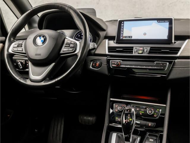 BMW 2-SERIE Active Tourer 218i High Executive Automaat (PANORAMADAK, FACELIFT, GROOT NAVI, DEALER ONDERHOUDEN, XENON, LEDER, HEAD-UP DISPLAY, ZWART HEMEL, NIEUWSTAAT)