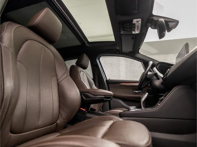 BMW 2-SERIE Active Tourer 218i High Executive Automaat (PANORAMADAK, FACELIFT, GROOT NAVI, DEALER ONDERHOUDEN, XENON, LEDER, HEAD-UP DISPLAY, ZWART HEMEL, NIEUWSTAAT)