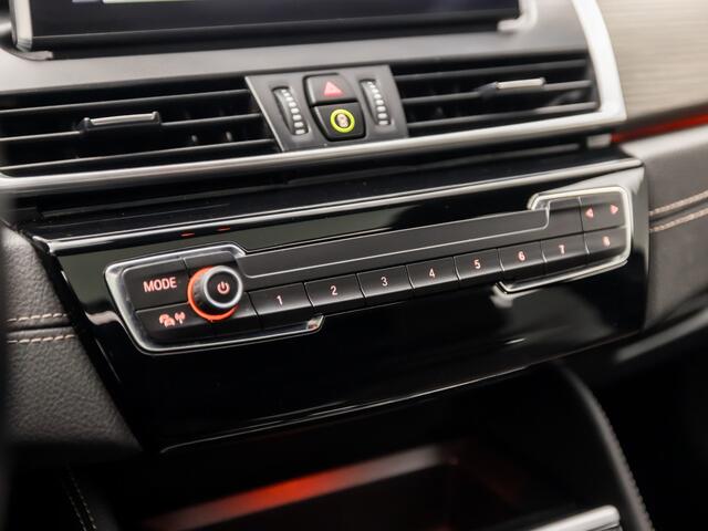 BMW 2-SERIE Active Tourer 218i High Executive Automaat (PANORAMADAK, FACELIFT, GROOT NAVI, DEALER ONDERHOUDEN, XENON, LEDER, HEAD-UP DISPLAY, ZWART HEMEL, NIEUWSTAAT)