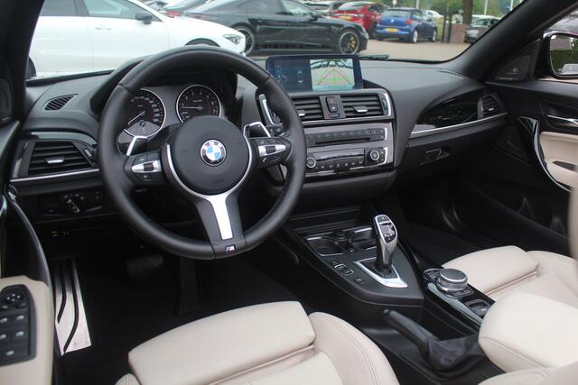 BMW 2-SERIE Cabrio M240i xDrive High Exe. M Sport 72.484 km! / Camera / Leder / Harman Kardon / 18'' / Keyless / Navigatie / Stuurverwarming / DAB / Windscherm / Stoelverwarming / Cruise Control