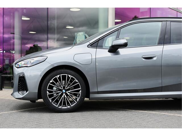 BMW 2-SERIE Active Tourer 225e xDrive High Executive M Sport Automaat / Panoramadak / Trekhaak / Sportstoelen / M Adaptief onderstel / Parking Assistant Plus / Head-Up / Harman-Kardon