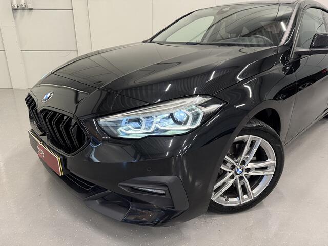 BMW 2-SERIE Gran Coupé 218i Edition BLACK Aut. 96.514km/LED/CARPLAY/LIVE COCKPIT PRO/17"M-SPORT/CRUISE/DRIVING-ASS/SHADOW-LINE/BLACK-GRILLE/SAPHIRSCHWARZ-METALLIC/ORIG. NL AUTO