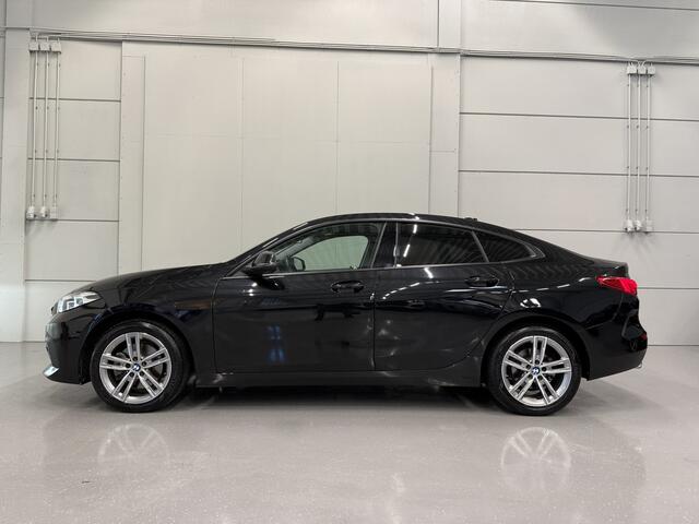 BMW 2-SERIE Gran Coupé 218i Edition BLACK Aut. 96.514km/LED/CARPLAY/LIVE COCKPIT PRO/17"M-SPORT/CRUISE/DRIVING-ASS/SHADOW-LINE/BLACK-GRILLE/SAPHIRSCHWARZ-METALLIC/ORIG. NL AUTO