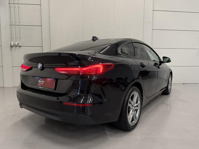 BMW 2-SERIE Gran Coupé 218i Edition BLACK Aut. 96.514km/LED/CARPLAY/LIVE COCKPIT PRO/17"M-SPORT/CRUISE/DRIVING-ASS/SHADOW-LINE/BLACK-GRILLE/SAPHIRSCHWARZ-METALLIC/ORIG. NL AUTO