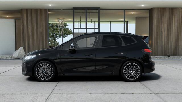 BMW 2-SERIE Active Tourer 225e xDrive High Executive M Sport Automaat / Panoramadak / Trekhaak / Sportstoelen / Head-Up / Adaptieve LED / M Adaptief onderstel / Parking Assistant Plus / Stuurverwarming