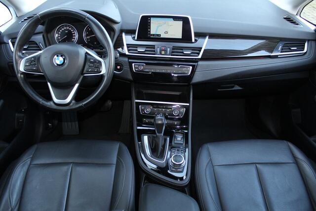 BMW 2-SERIE Active Tourer 225xe iPerformance | Incl. 12 maanden Garantie | Achteruitrijcamera | Stoelverwarming | Elektrische kofferbakklep | Parkeersensoren V+A | Cruise controle | Navigatie | Climate controle | Keyless entry/start | LED Koplampen | Lederen bekledin