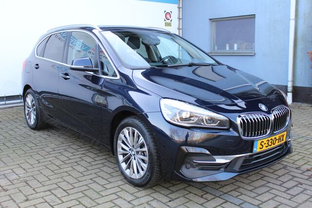 BMW 2-SERIE Active Tourer 225xe iPerformance | Incl. 12 maanden Garantie | Achteruitrijcamera | Stoelverwarming | Elektrische kofferbakklep | Parkeersensoren V+A | Cruise controle | Navigatie | Climate controle | Keyless entry/start | LED Koplampen | Lederen bekledin