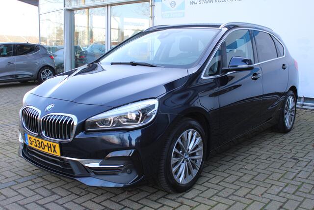 BMW 2-SERIE Active Tourer 225xe iPerformance | Incl. 12 maanden Garantie | Achteruitrijcamera | Stoelverwarming | Elektrische kofferbakklep | Parkeersensoren V+A | Cruise controle | Navigatie | Climate controle | Keyless entry/start | LED Koplampen | Lederen bekledin