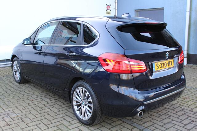 BMW 2-SERIE Active Tourer 225xe iPerformance | Incl. 12 maanden Garantie | Achteruitrijcamera | Stoelverwarming | Elektrische kofferbakklep | Parkeersensoren V+A | Cruise controle | Navigatie | Climate controle | Keyless entry/start | LED Koplampen | Lederen bekledin