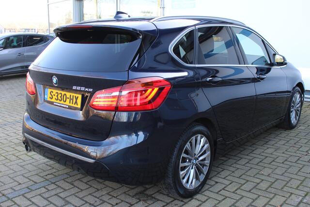BMW 2-SERIE Active Tourer 225xe iPerformance | Incl. 12 maanden Garantie | Achteruitrijcamera | Stoelverwarming | Elektrische kofferbakklep | Parkeersensoren V+A | Cruise controle | Navigatie | Climate controle | Keyless entry/start | LED Koplampen | Lederen bekledin