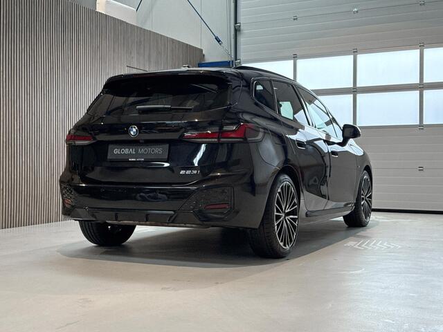BMW 2-SERIE Active Tourer 223i 218 PK - M PAKKET - PANORAMADAK - LEER - HEAD UP - TREKHAAK - HARMAN KARDON - ZEER RIJK UITGERUST
