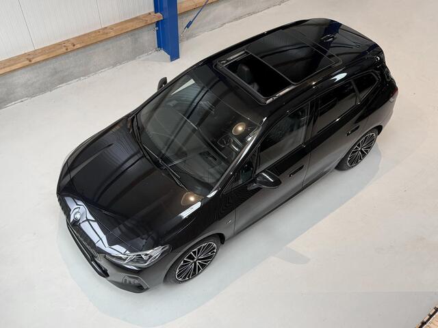 BMW 2-SERIE Active Tourer 223i 218 PK - M PAKKET - PANORAMADAK - LEER - HEAD UP - TREKHAAK - HARMAN KARDON - ZEER RIJK UITGERUST