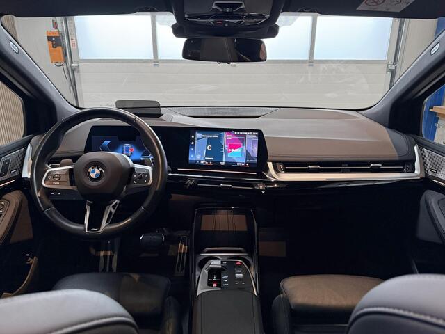 BMW 2-SERIE Active Tourer 223i 218 PK - M PAKKET - PANORAMADAK - LEER - HEAD UP - TREKHAAK - HARMAN KARDON - ZEER RIJK UITGERUST