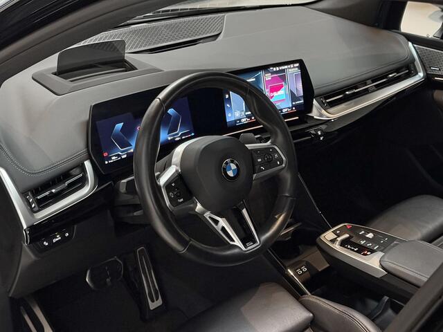 BMW 2-SERIE Active Tourer 223i 218 PK - M PAKKET - PANORAMADAK - LEER - HEAD UP - TREKHAAK - HARMAN KARDON - ZEER RIJK UITGERUST