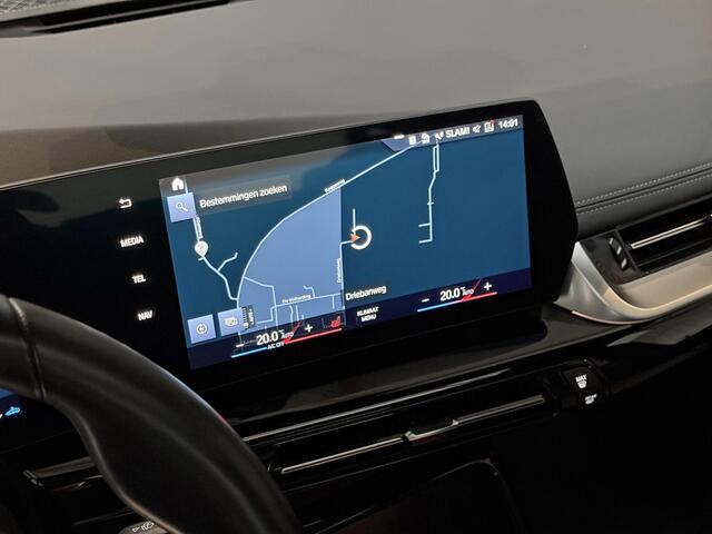 BMW 2-SERIE Active Tourer 223i 218 PK - M PAKKET - PANORAMADAK - LEER - HEAD UP - TREKHAAK - HARMAN KARDON - ZEER RIJK UITGERUST