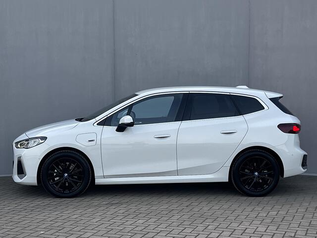 BMW 2-SERIE Active Tourer 225e xDrive M-Sport PHEV Automaat / Goed onderhouden / Navigatie / Camera / Apple Carplay Android / M Sportstoelen en stuur / Schakel-flippers /18" LM wielen /