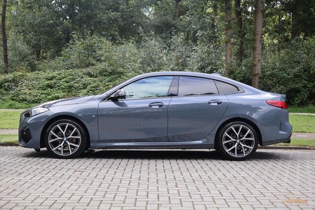 BMW 2-SERIE 218i Gran Coupé M-Sport Adap Cruise | Afn. Trekhaak | Harman Kardon | Stoelverwarming | Stuurwielverwarming | DAB | Camera | Sportstoelen | Etc.