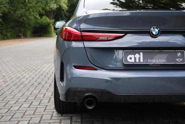 BMW 2-SERIE 218i Gran Coupé M-Sport Adap Cruise | Afn. Trekhaak | Harman Kardon | Stoelverwarming | Stuurwielverwarming | DAB | Camera | Sportstoelen | Etc.