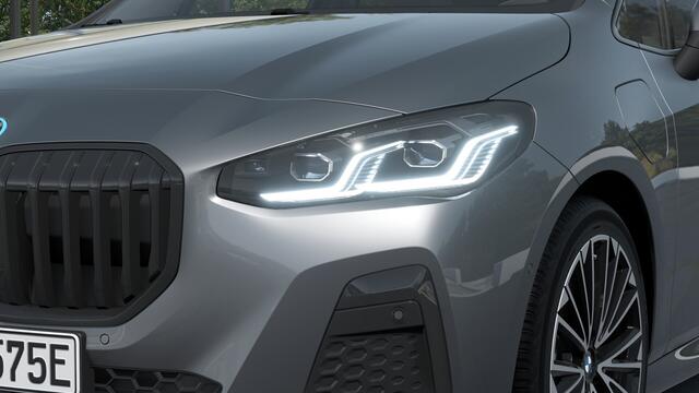 BMW 2-SERIE Active Tourer 225e xDrive High Executive M Sport Automaat / Trekhaak / Sportstoelen / Head-Up / M Adaptief onderstel / Adaptieve LED / Parking Assistant Plus / Comfort Access