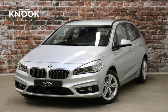 BMW 2-SERIE Active Tourer 218i High Executive Luxury Line Automaat / Navigatiesysteem Plus / Driving Assistant / Achteruitrijcamera / Stoelverwarming / LED-koplampen / Head-Up Display / DAB / Hifi / Shadow Line / 17 Inch