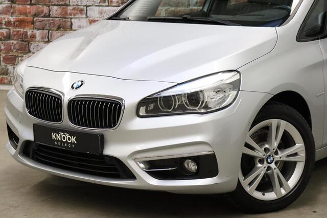 BMW 2-SERIE Active Tourer 218i High Executive Luxury Line Automaat / Navigatiesysteem Plus / Driving Assistant / Achteruitrijcamera / Stoelverwarming / LED-koplampen / Head-Up Display / DAB / Hifi / Shadow Line / 17 Inch