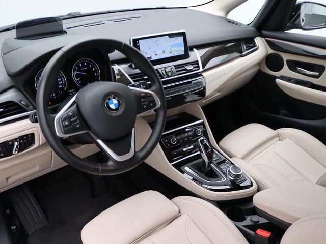BMW 2-SERIE Active Tourer 218i High Executive | Sportline | Parking Pack | Trekhaak | Achteruitrijcamera | Sportstoelen | Head-Up Display | 17''