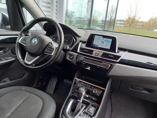 BMW 2-SERIE Active Tourer 218i High Executive - LED - PDC VOOR/ACHTER - TREKHAAK - CLIMATE - ELEK KLEP - CRUISE