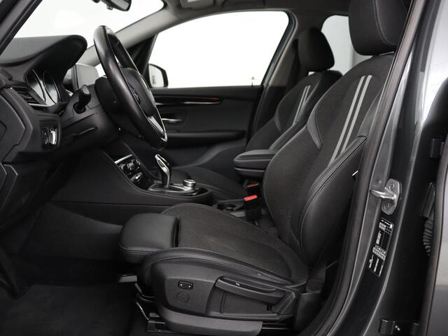 BMW 2-SERIE Active Tourer 220i Sport Line | Camera | Sportstoelen | Full LED | Navigatie | Park Assist | 18'' | Climate control | Bluetooth | Cruise control