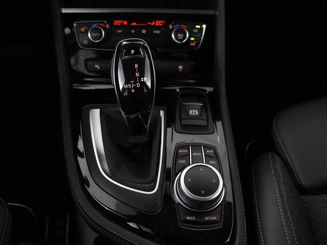 BMW 2-SERIE Active Tourer 220i Sport Line | Camera | Sportstoelen | Full LED | Navigatie | Park Assist | 18'' | Climate control | Bluetooth | Cruise control