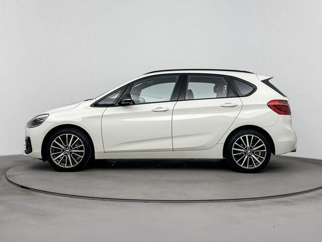 BMW 2-SERIE Active Tourer 218i Corporate Lease High Executive 140Pk | Navigatie | Parkeersensoren Voor & Achter | Achteruitrijcamera | Schuif-Kanteldak | Lederen Bekleding | Climate Control | Trekhaak | Stoelverwarming |