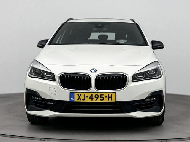 BMW 2-SERIE Active Tourer 218i Corporate Lease High Executive 140Pk | Navigatie | Parkeersensoren Voor & Achter | Achteruitrijcamera | Schuif-Kanteldak | Lederen Bekleding | Climate Control | Trekhaak | Stoelverwarming |
